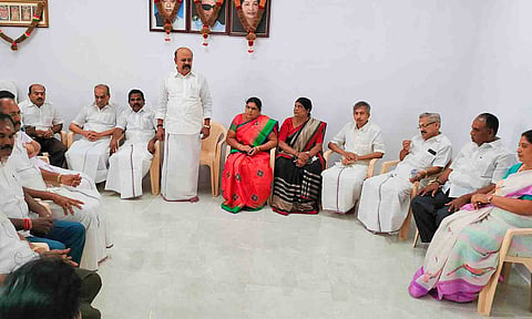 பொள்ளாச்சி ஜெயராமன் எம்.எல்.ஏ., தலைமையில் ஆலோசனை கூட்டம் நடைபெற்ற காட்சி. 
