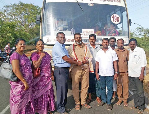  பஸ் டிரைவர், கண்டக்டர்களுக்கு பள்ளி தலைமை ஆசிரியர் பொன்னாடை அணிவித்து பாராட்டிய காட்சி.