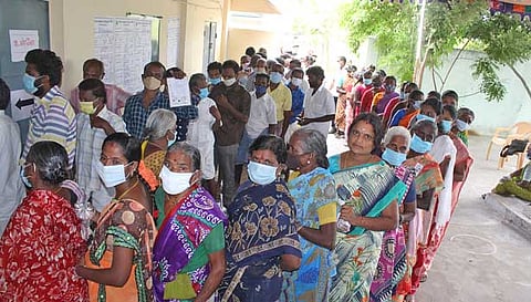 வேடுகத்தாம்பட்டி ஊராட்சி ஒன்றிய தொடக்கப்பள்ளியில் வாக்களிக்க நீண்ட வரிசையில் காத்திருந்த பொதுமக்கள்.