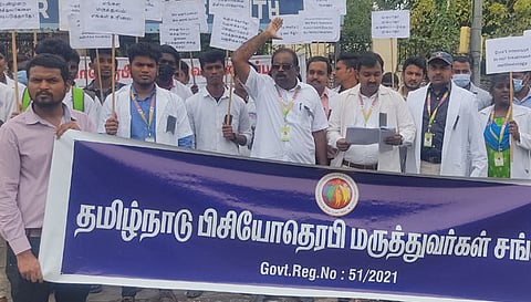 கோவையில் பிசியோதெரபி மருத்துவர்கள் ஆர்ப்பாட்டம்