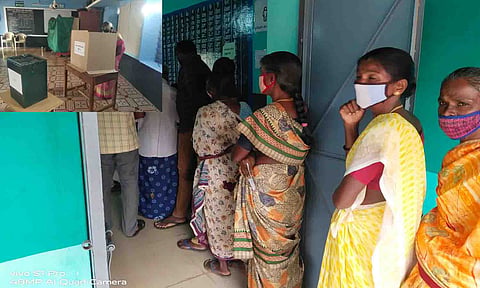 இச்சிப்பட்டி அரசு பள்ளி வாக்குச்சாவடி மையத்தில் வாக்களிக்க வரிசையாக நின்ற பொதுமக்கள். 