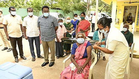 கொரோனோ தடுப்பூசி முகாமினை மாவட்ட கலெக்டர் முரளிதரன் இன்று பார்வையிட்டு ஆய்வு மேற்கொண்டார்.