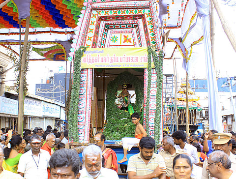 8-ம் நாளான இன்று பச்சை சாத்தி அலங்காரத்திலும் சுவாமி வீதி உலா வந்த போது எடுத்த படம்.