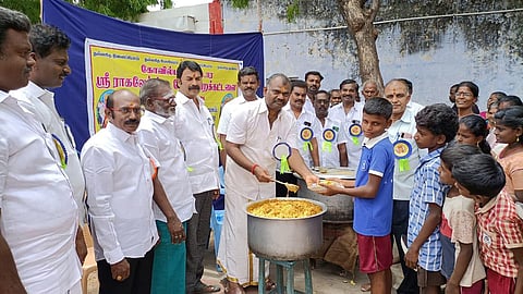 அன்னதானம் வழங்கியபோது எடுத்தபடம்.