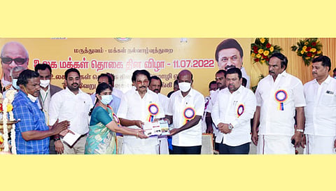 விழாவில் அமைச்சர்கள் சாத்தூர் ராமச்சந்திரன், மா.சுப்பிரமணியன் ஆகியோர் விழிப்புணர்வு கையேட்டினை வெளியிட்டனர். 