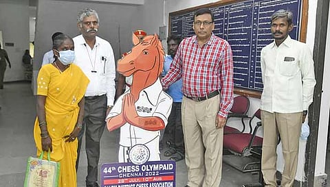 44-வது செஸ் ஒலிம்பியாட் போட்டி சென்னையில் நடைபெறுவது குறித்து சேலம் கலெக்டர் அலுவலகத்தில் வைக்கப்பட்டுள்ள விளம்பர பதாகையினை மாவட்ட கலெக்டர் கார்மேகம் பார்வையிட்ட காட்சி.
