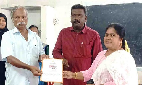 மேலாண்மை குழு உறுப்பினருக்கு சான்றிதழ் வழங்கப்பட்ட காட்சி. 