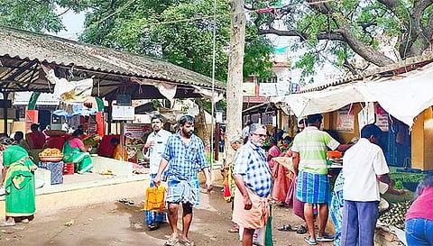 கம்பம் உழவர்சந்தையில் முககவசம் அணியாமல் சுற்றிவரும் பொதுமக்கள்.
