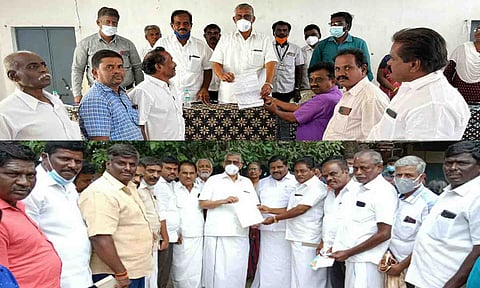 இடுவாய் ஊராட்சியில் பி.ஆர்.நடராஜன் எம்.பி., கோரிக்கை மனுக்களை வாங்கிய போது எடுத்த படம். மங்கலம் ஊராட்சியில் பி.ஆர்.நடராஜன் எம்.பி., கோரிக்கை மனுக்களை வாங்கிய போது எடுத்த படம்.