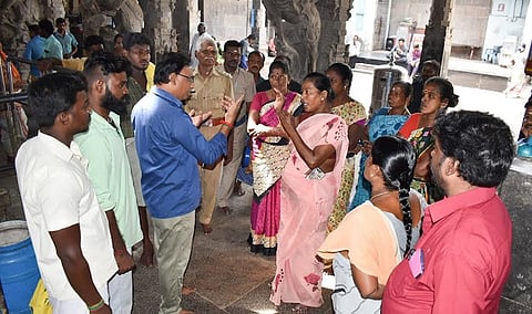 கடலூர் திருப்பாதிரிப்புலியூர் பாடலீஸ்வரர் கோவிலில் தோப்பு உற்சவத்திற்கு சாமி தூக்க மாட்டோம் என கூறியதால் பரபரப்பு ஏற்பட்டது.