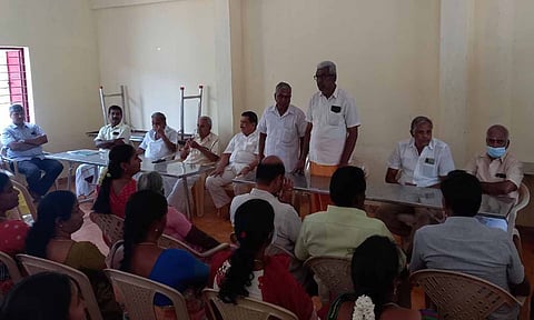  கோவில் கும்பாபிஷேக விழா குறித்து பக்தர்கள் ஆலோசனை கூட்டம் நடைபெற்ற காட்சி. 