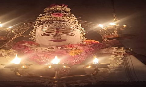 கன்னியாகுமரி அருகே உள்ள மருந்துவாழ்மலையில் ஜோதிலிங்கேஸ்வரருக்கு 16 வகையான வாசனைத் திரவியங்களால் சிறப்பு அபிஷேகம்