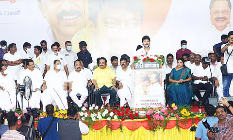 கூட்டத்தில் உதயநிதி ஸ்டாலின் பேசிய காட்சி. அருகில் அமைச்சர் காந்தி, மாவட்ட செயலாளர் நந்தகுமார் எம்.எல்.ஏ. மற்றும் பலர் உள்ளனர்.