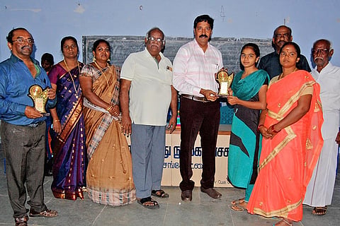 விருது வழங்கப்பட்ட போது எடுத்தபடம்.