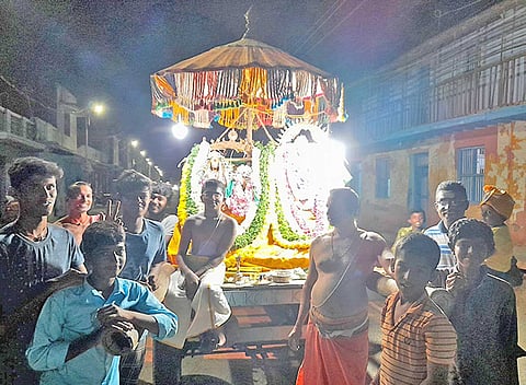 சத்தியவாகீஸ்வரரும், கோமதி அம்பாளும் வாகனத்தில் எழுந்தருளி திருவீதி உலா வந்தனர். 