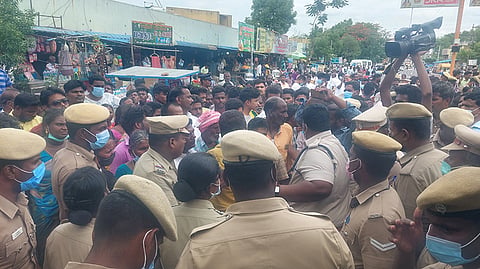 கள்ளக்குறிச்சி அரசு மருத்துவமனை முன்பு சாலை மறியல் ஈடுபட்டவர்களுடன் துணை போலிஸ் சூப்பிரண்டு ராஜலட்சுமி பேச்சுவார்த்தை நடத்தினார்.