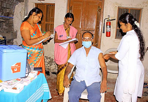 டவுன் நெல்லையப்பர் கோவில் வளாகத்தில் ஒருநபருக்கு பூஸ்டர் தடுப்பூசி செலுத்தப்பட்ட போது எடுத்தபடம்.