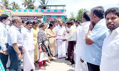 திருவெண்காட்டில் சாலை பணியை அமைச்சர் பெரியகருப்பன் ஆய்வு செய்தார்.