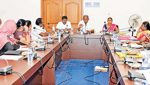 கூட்டத்தில் மேயர் மேயர் ராமச்சந்திரன் பேசிய காட்சி. அருகில் ஆணையாளர் கிறிஸ்துராஜ் உள்ளார்.
