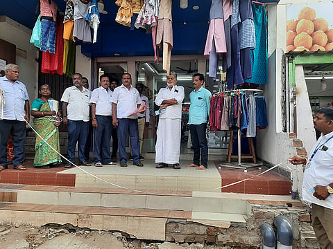 விக்கிரவாண்டி பேரூராட்சியில் புதிய வரிவிதிப்புகள் குறித்து உதவி இயக்குனர் வெங்கடேசன் ஆய்வு செய்தார்.அருகில் தலைவர் அப்துல் சலாம், செயல் அலுவலர் அண்ணாதுரை உள்ளனர்.
