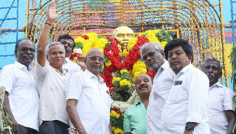 கிருஷ்ணம ராஜபாளையம் நாடார் உறவின்முறை தலைவர் ஆதவன் தலைமையில் காமராஜர் சிலைக்கு மாலை அணிவித்தனர்.