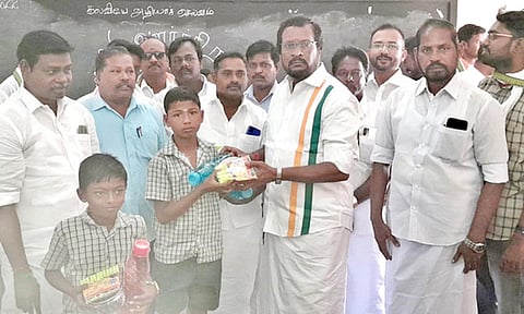 மாணவர்களுக்கு பரிசு பொருட்கள் வழங்கப்பட்டது.