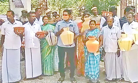 கிராம ஊராட்சி மன்ற தலைவர்கள் முற்றுகை போராட்டத்தில் ஈடுப்பட்டனர்.
