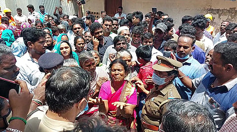 ஆக்கிரமிப்புகள் அகற்றப்பட்ட போது குடியிருப்பு வாசிகள் அதிகாரிகளிடம் முறையிட்ட காட்சி. 