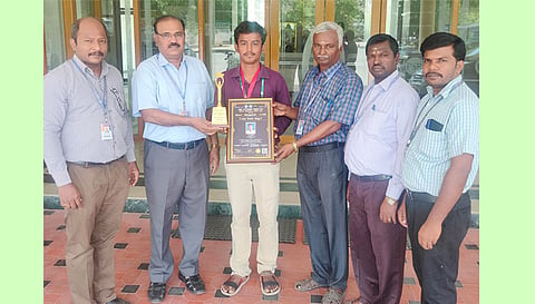 ெபாறியியல் கல்லூரி 3-ம் ஆண்டு எந்திரவியல் துறை மாணவருக்கு சிறந்த சமூக சேவகருக்கான விருது வழங்கப்பட்டது.