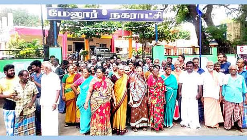 மேலூர் நகராட்சி அலுவலகத்தை முற்றுகையிட்ட காய்கறி வியாபாரிகள். 
