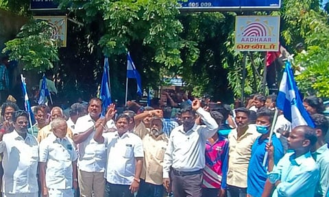 ஆதிதிராவிடர் நலத்துறை அலுவலகத்தை தலித் மக்கள் பாதுகாப்பு இயக்கத்தினர் முற்றுகையிட்டு போராட்டம் நடத்திய காட்சி.