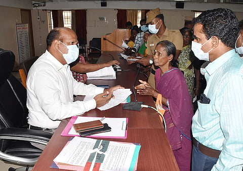குறைதீர்க்கும் நாள் கூட்டத்தில் பொது மக்களிடம் கலெக்டர் பாலசுப்ரமணியம் மனுக்கள் வாங்கிய காட்சி. 