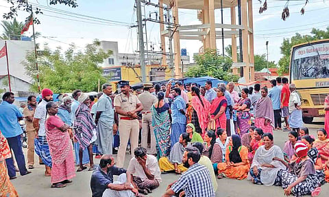 மறியலில் ஈடுபட்டவர்களை படத்தில் காணலாம். 