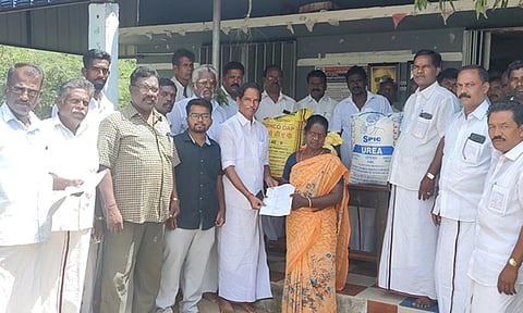 தி.மு.க ஒன்றிய செயலாளர் சதாசிவம் விவசாயிகளுக்கு உரங்களை வழங்கினார்.