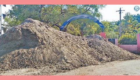 போக்குவரத்துக்கு இடையூறு ஏற்படுத்தும் மணல் குவியல்களை அகற்ற வேண்டும்