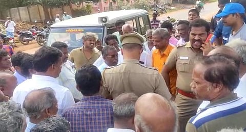 கிராம நிர்வாக அலுவலர் அலுவலகம் முன்பு பொது மக்கள் திரண்ட காட்சி. 