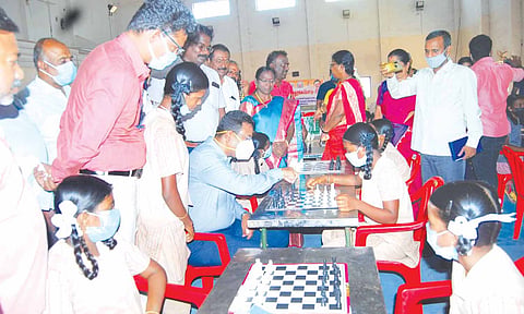 மாணவர்களுடன் அமர்ந்து சதுரங்கம் விளையாடிய கலெக்டர் தினேஷ் பொன்ராஜ் ஆலிவர்.