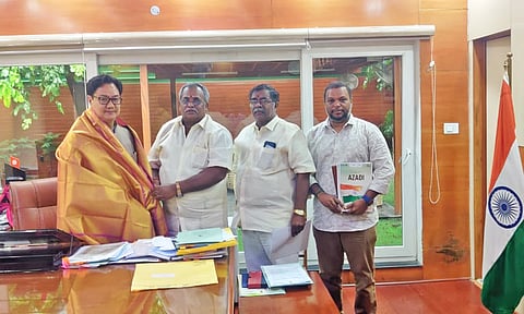 டெல்லியில் மத்திய சட்டம் மற்றும் நீதித்துறை மந்திரி கிரண் ரிஜிஜூவை சபாநாயகர் ஏம்பலம் செல்வம் சந்தித்த போது எடுத்தபடம்.
