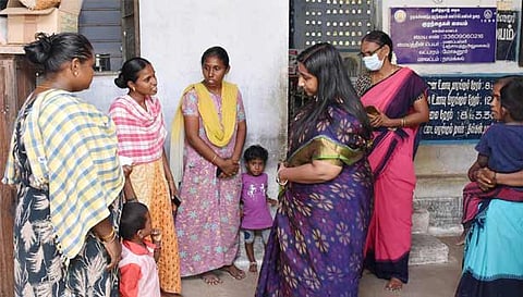 மோகனூர் அருகே மணப்பள்ளி ஊராட்சியில் உள்ள அங்கன்வாடி மையத்தில் குழந்தைகளுடன் பெற்றோர்களிடம் கலெக்டர் ஸ்ரேயா பி.சிங் கலந்துரையாடிய காட்சி.