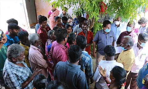 அதிகாரிகளுடன் வாக்குவாதத்தில் ஈடுபட்ட பொதுமக்கள். 