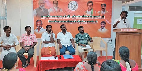  நிர்வாகிகள் கூட்டத்தில் மாவட்ட பொதுச்செயலாளர் சுரேஷ் பேசிய போது எடுத்த படம்.