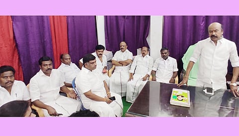கூட்டத்தில் மாவட்ட செயலாளர் ராஜன் செல்லப்பா எம்.எல்.ஏ. பேசினார். அருகில் பெரிய புள்ளான் எம்.எல்.ஏ., நிர்வாகிகள் வக்கீல் ரமேஷ், நிலையூர் முருகன் மற்றும் பலர் உள்ளனர். 