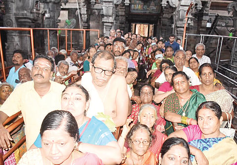 ஆடி மாத முதல் வெள்ளியை முன்னிட்டு அம்மன் கோவில்களில் குவிந்த பக்தர்கள்