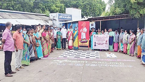 மோகனூர் பேருந்து நிலையத்தில் விழிப்புணர்வு நிகழ்ச்சி நடைபெற்ற போது எடுத்த படம்