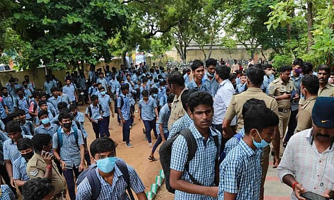 போராட்டத்தில் ஈடுபட்ட அரசு பள்ளி மாணவர்கள் 