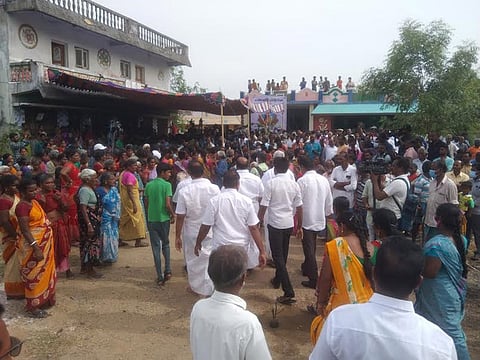  பெரியநெசலூர் கிராமத்தில் கிராம மக்கள் திரண்ட காட்சி. 