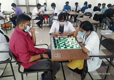 மருத்துவமனையில் 2 நாள் செஸ் போட்டி