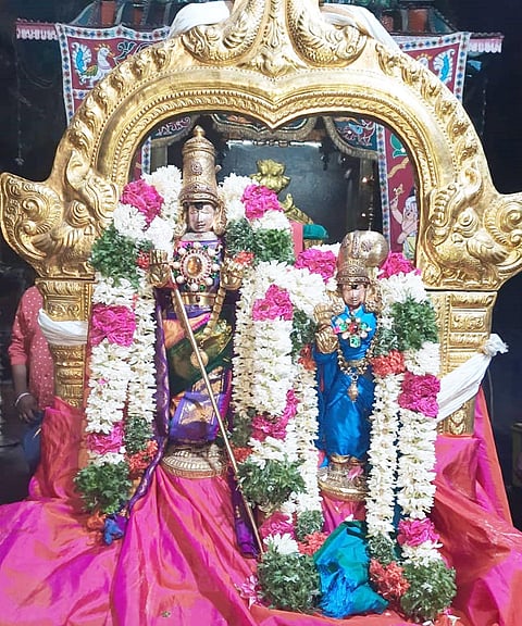 சிறப்பு அலங்காரத்தில் தெய்வானையுடன் முருகன்.