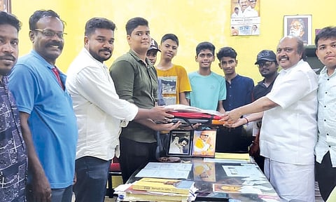 உப்பளம் தொகுதி இளைஞர்களுக்கு விளையாட்டு உபகரணங்களை கென்னடி எம்.எல்.ஏ. வழங்கிய காட்சி.