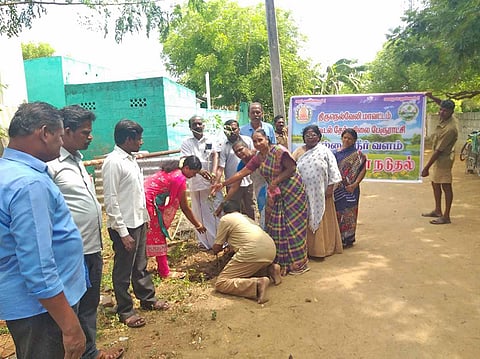 மரக்கன்று நட்ட போது எடுத்தபடம். 